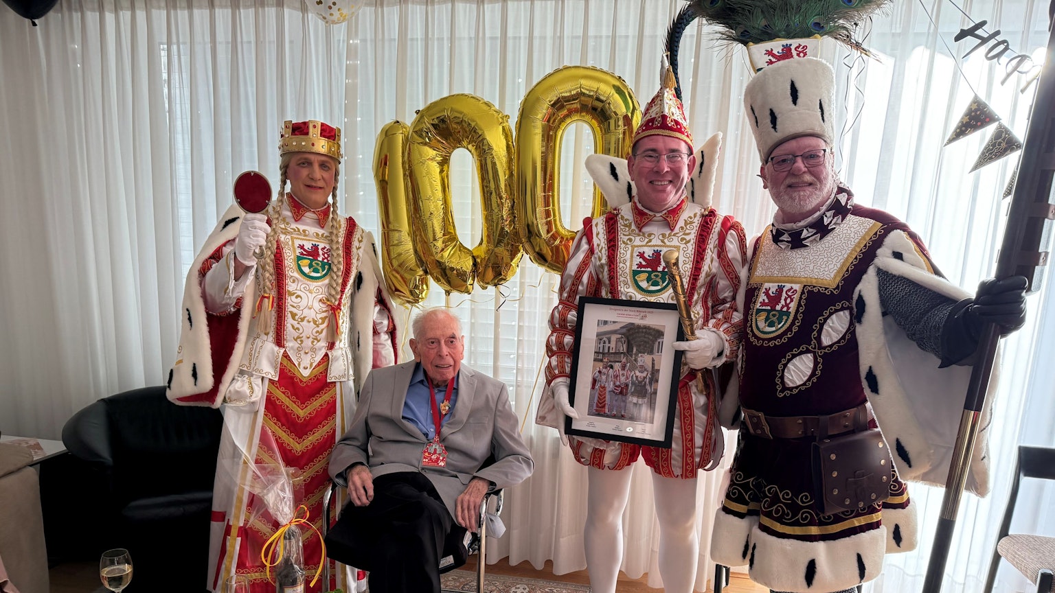 Das Foto zeigt Horst Welsch mit dem Rösrather Dreigestirn