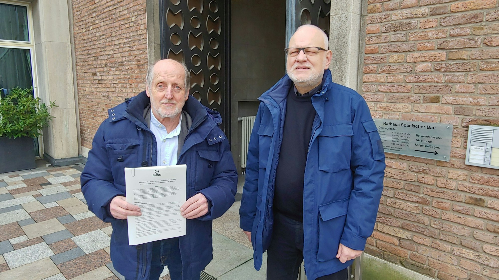 Helmut Röscheisen und Jörg Frank vor dem Kölner Rathaus