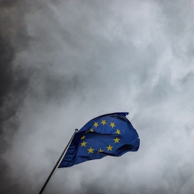 ARCHIV - 29.05.2024, Frankreich, Straßburg: Die Flagge der Europäischen Union weht vor dem Gebäudes des Europäischen Parlaments im Wind.