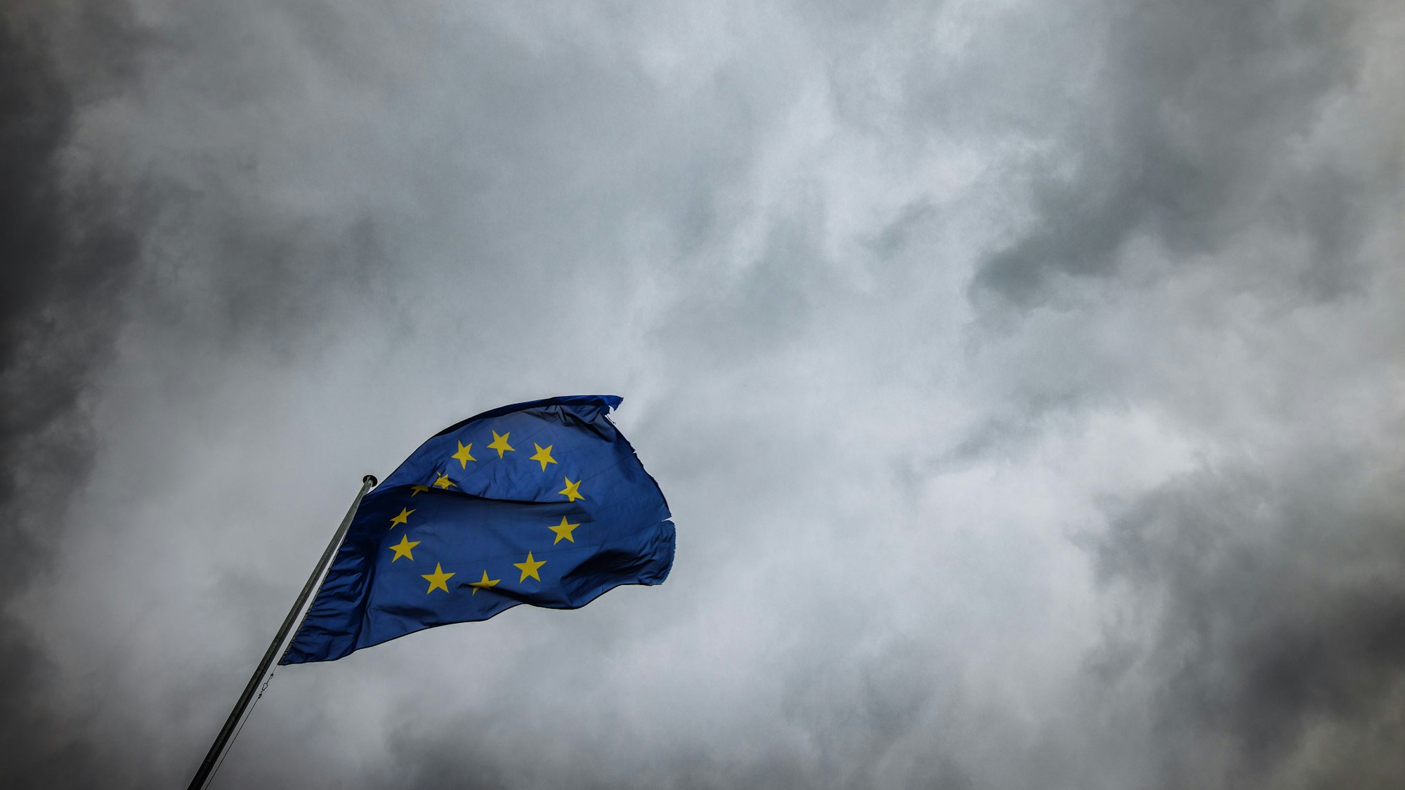 ARCHIV - 29.05.2024, Frankreich, Straßburg: Die Flagge der Europäischen Union weht vor dem Gebäudes des Europäischen Parlaments im Wind.