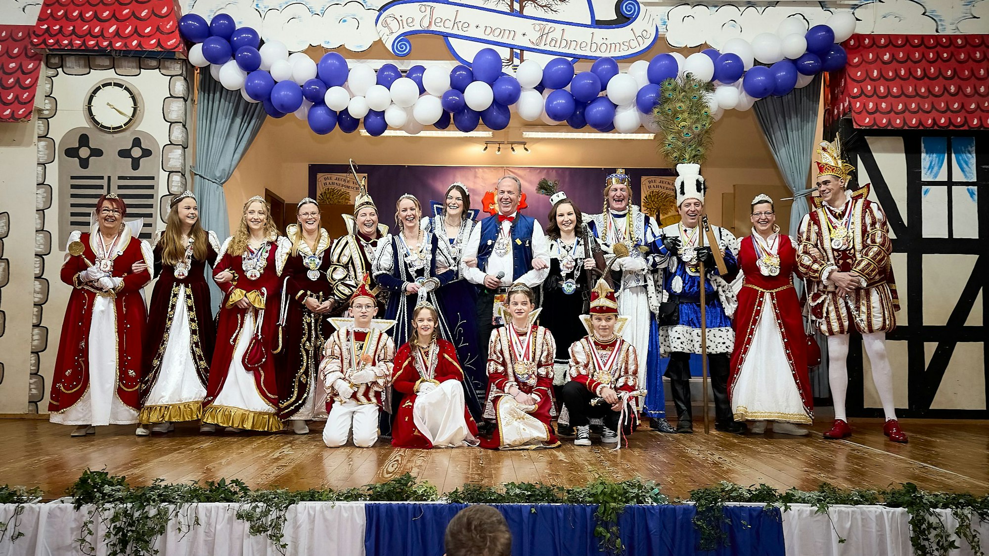 Die Tollitäten und Bürgermeister Hermann-Josef Esser haben sich zum Foto aufgestellt.