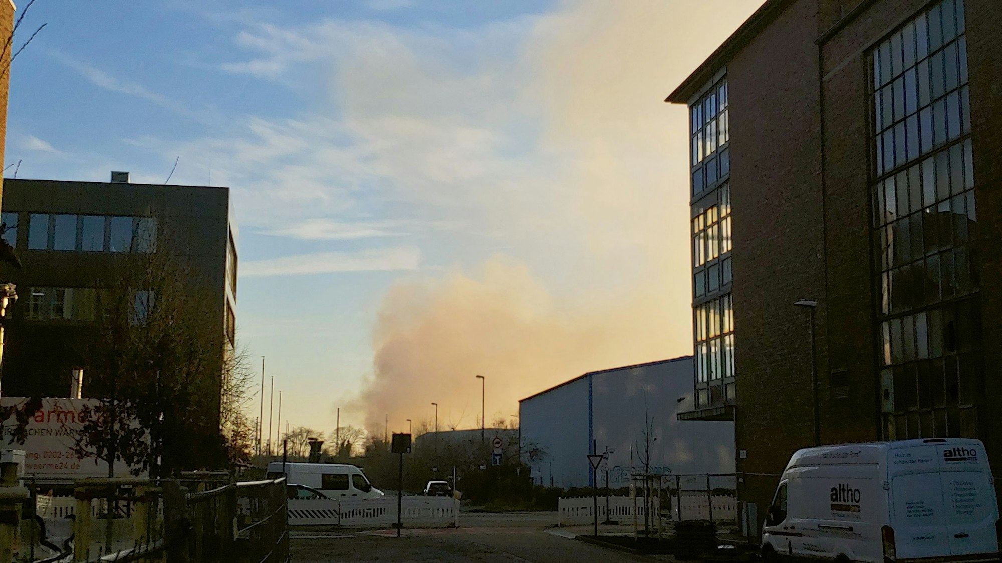 In Köln-Kalk ist am Montagnachmittag ein Feuer ausgebrochen, eine große Rauchsäule steigt in die Luft.