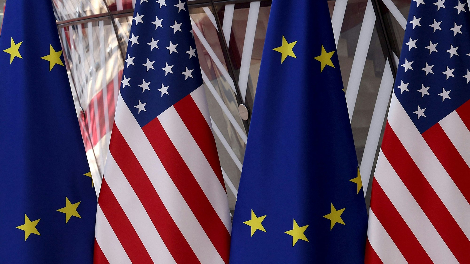 Flaggen der EU und der USA stehen nebeneinander.
