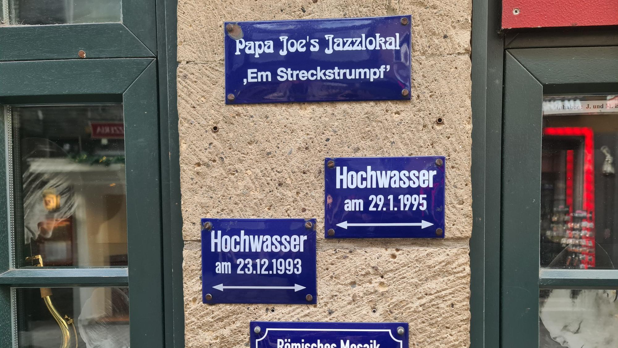 Hochwassermarken vor Papa Joe's Jazzlokal am Buttermarkt.