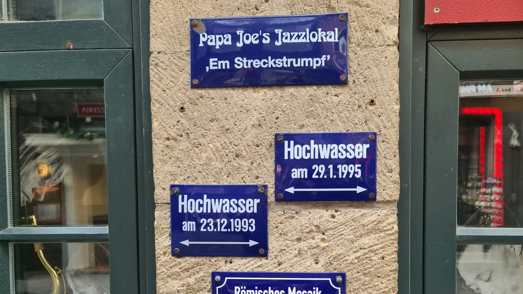 Hochwassermarken vor Papa Joe's Jazzlokal am Buttermarkt.