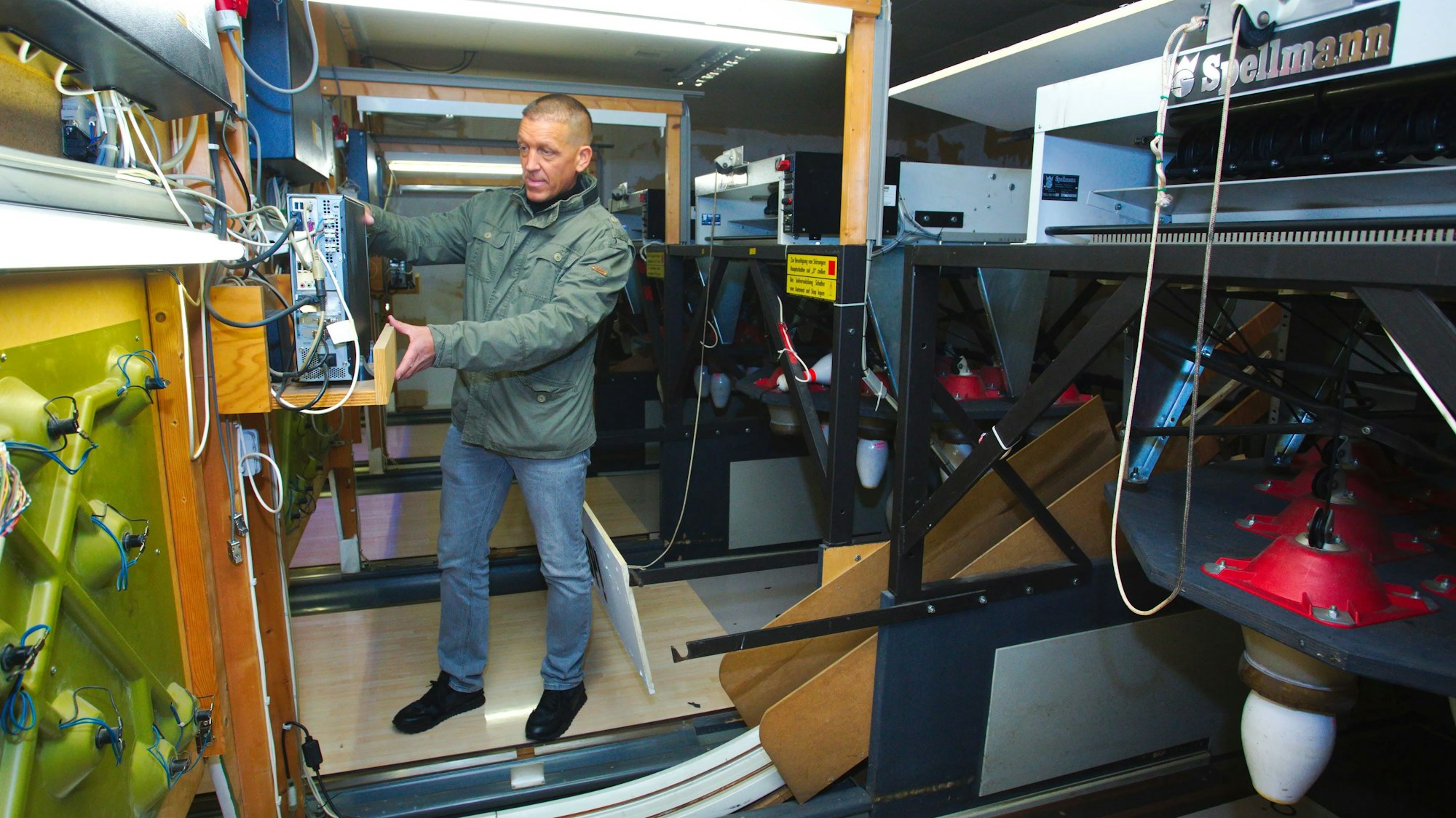Peter Koch aus Waldbröl steht im verborgenen Technikraum der Bowlinganlage. Deren Abbau soll in nur zwei Wochen erledigt sein.