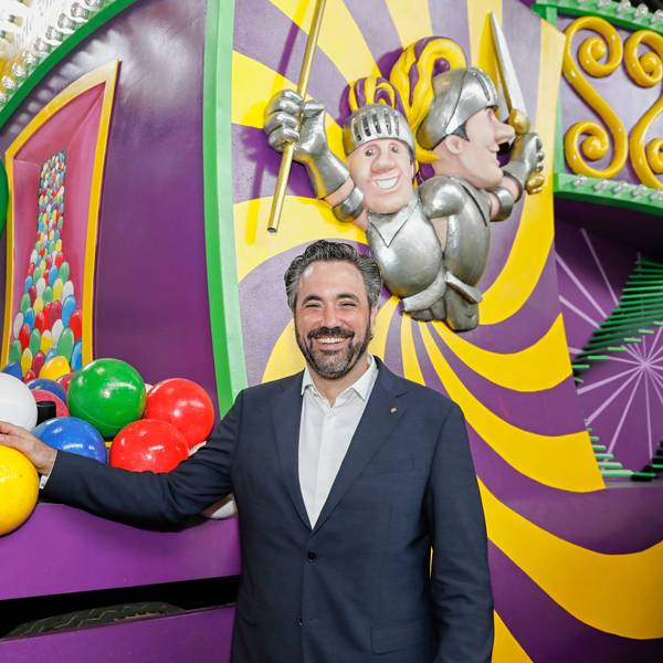 Marc Michelske vor einem Wagen in der Wagenbauhalle.