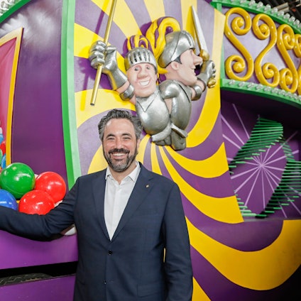 Marc Michelske vor einem Wagen in der Wagenbauhalle.