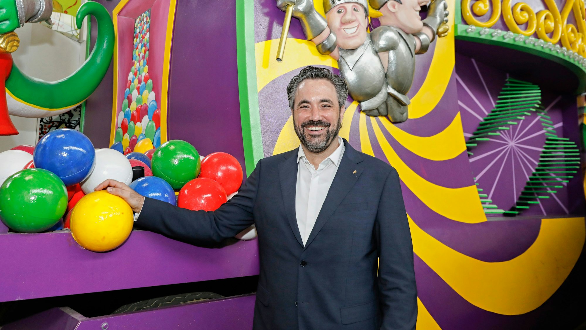 Marc Michelske vor einem Wagen in der Wagenbauhalle.