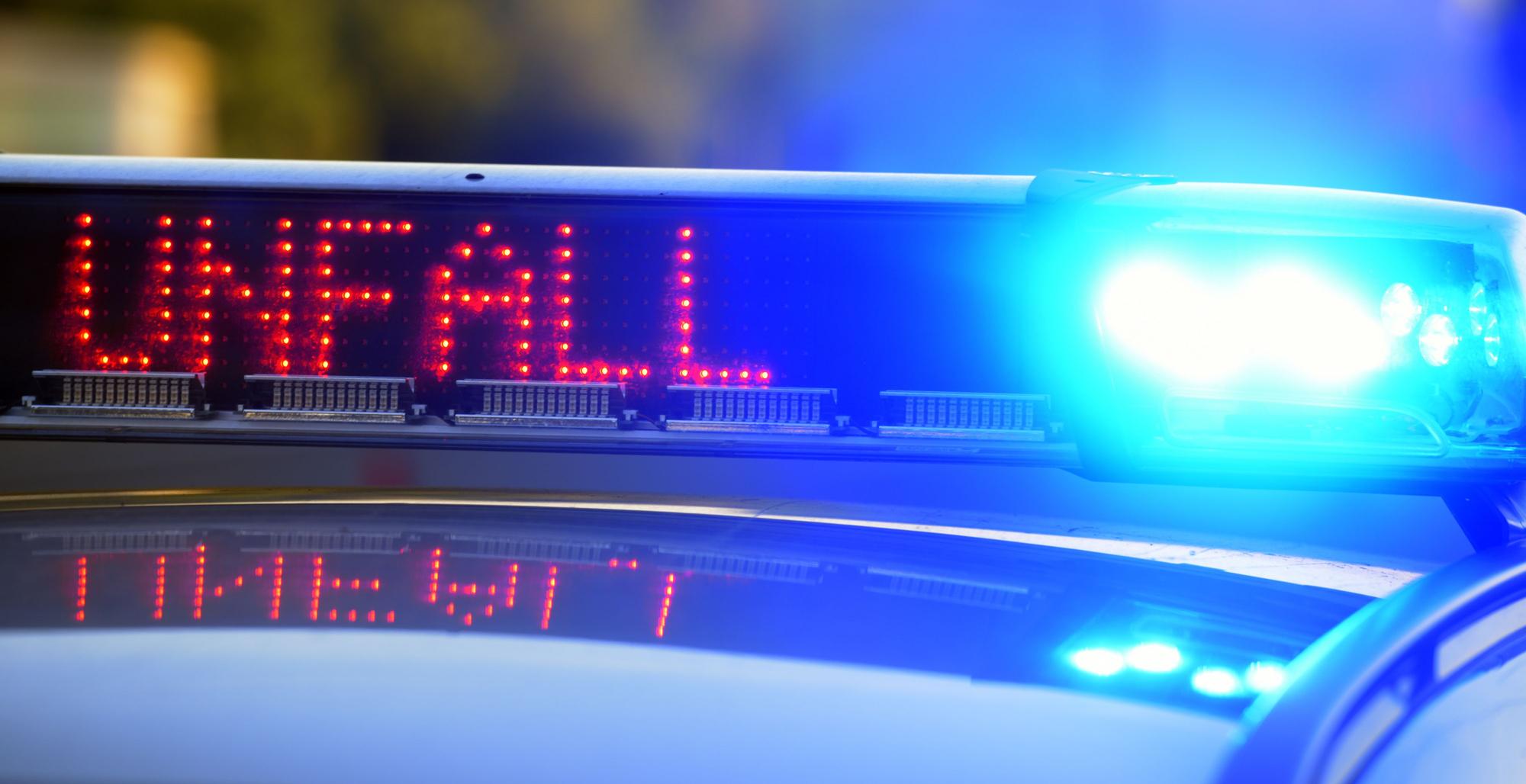 ARCHIV - 12.06.2017, Bayern, Günzburg: Auf einem Polizeifahrzeug warnt eine Leuchtschrift vor einer Unfallstelle. (zu dpa: «Autofahrerin bei Unfall schwer verletzt - Lkw brennt») Foto: Stefan Puchner/dpa +++ dpa-Bildfunk +++