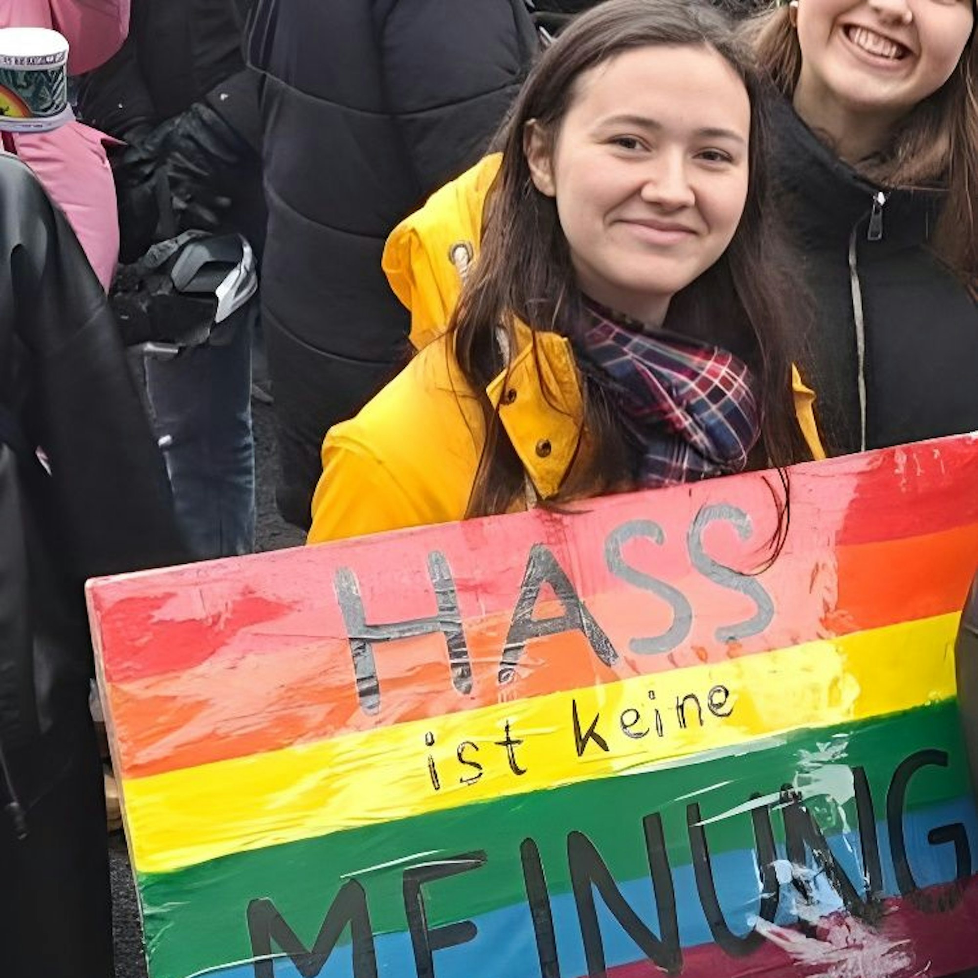 Mina Pachutani
ist bei einer Demo gegen den Rechtsruck zu sehen.