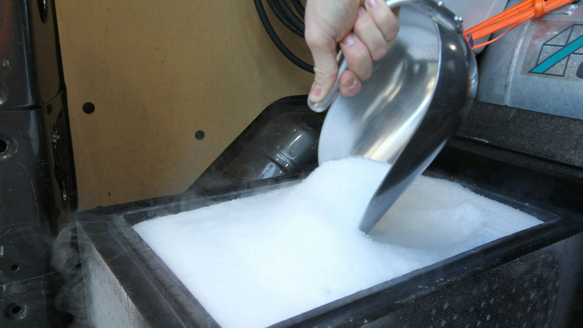 Mit einer Kelle geht Sven Jagusch durch das Trockeneis.