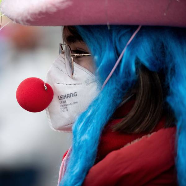 ARCHIV - 15.02.2021, Nordrhein-Westfalen, Düsseldorf: Eine verkleidete Frau trägt eine Clownsnase über einer FFP2 Maske. NRW-Gesundheitsminister Karl-Josef Laumann (CDU) will am Montag (13.00 Uhr) mit den Oberbürgermeisterinnen und Oberbürgermeistern der Karnevalshochburgen ´über geeignete Regelungen» für die Karnevalstage sprechen. Dafür hat Laumann die Stadtspitzen von Köln, Düsseldorf, Aachen und Bonn ins Ministerium eingeladen. (Zu dpa ´´Karnevals-Gipfel» in Düssedorf: Was geht, was nicht?») Foto: Fabian Strauch/dpa +++ dpa-Bildfunk +++