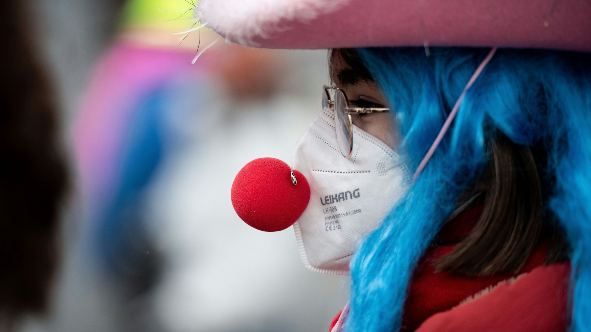 ARCHIV - 15.02.2021, Nordrhein-Westfalen, Düsseldorf: Eine verkleidete Frau trägt eine Clownsnase über einer FFP2 Maske. NRW-Gesundheitsminister Karl-Josef Laumann (CDU) will am Montag (13.00 Uhr) mit den Oberbürgermeisterinnen und Oberbürgermeistern der Karnevalshochburgen ´über geeignete Regelungen» für die Karnevalstage sprechen. Dafür hat Laumann die Stadtspitzen von Köln, Düsseldorf, Aachen und Bonn ins Ministerium eingeladen. (Zu dpa ´´Karnevals-Gipfel» in Düssedorf: Was geht, was nicht?») Foto: Fabian Strauch/dpa +++ dpa-Bildfunk +++