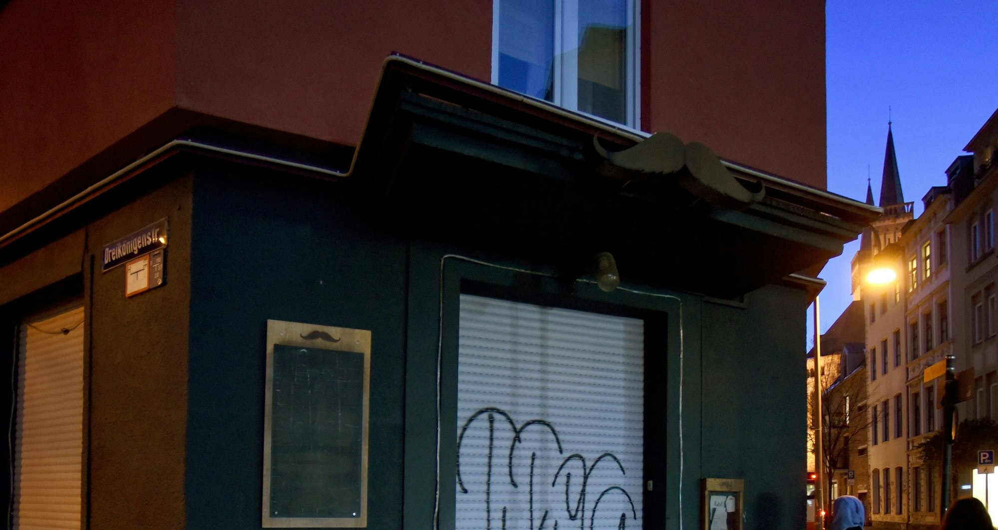 Geschlossene Türen der Kneipe Im Schnörres in der Südstadt in Köln.