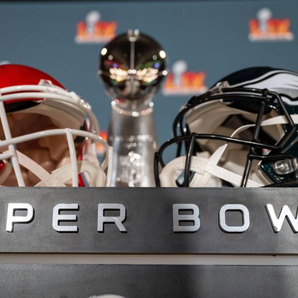 New Orleans: Die Vince Lombardy Trophy und die beiden Helme der teilnehmenden Mannschaften, Kansas City Chiefs (l) und Philadelphia Eagles, stehen auf einem Podest vor einer Pressekonferenz.