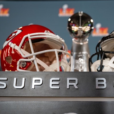 New Orleans: Die Vince Lombardy Trophy und die beiden Helme der teilnehmenden Mannschaften, Kansas City Chiefs (l) und Philadelphia Eagles, stehen auf einem Podest vor einer Pressekonferenz.