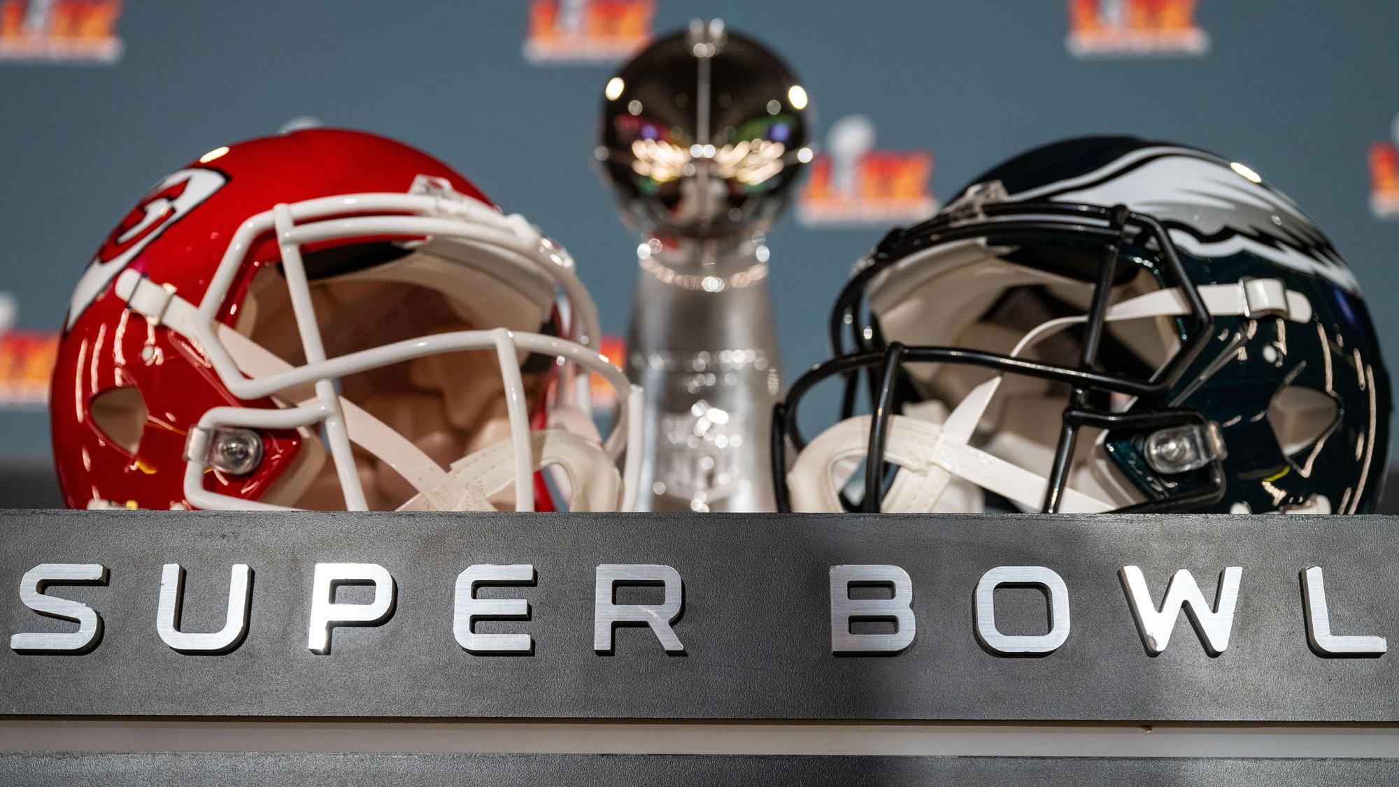 New Orleans: Die Vince Lombardy Trophy und die beiden Helme der teilnehmenden Mannschaften, Kansas City Chiefs (l) und Philadelphia Eagles, stehen auf einem Podest vor einer Pressekonferenz.