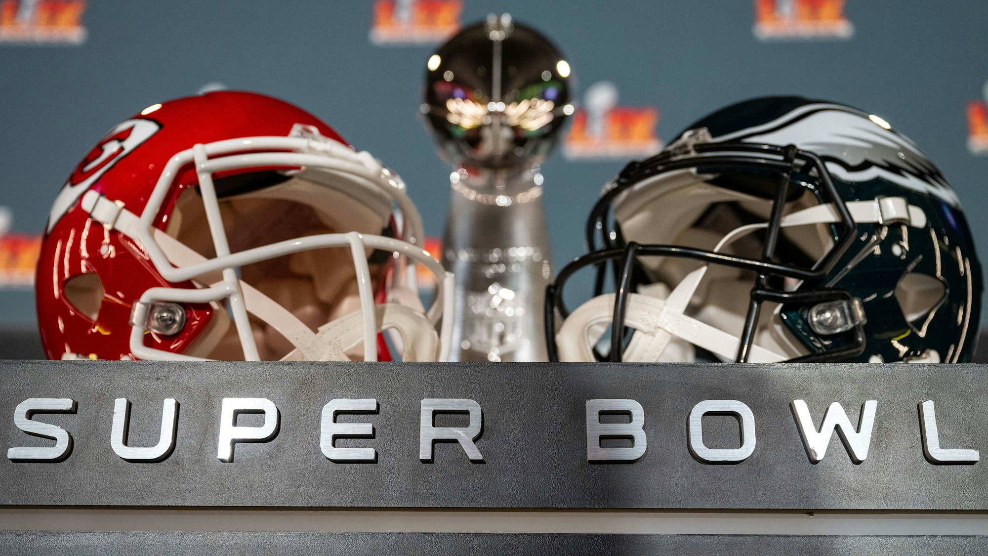 New Orleans: Die Vince Lombardy Trophy und die beiden Helme der teilnehmenden Mannschaften, Kansas City Chiefs (l) und Philadelphia Eagles, stehen auf einem Podest vor einer Pressekonferenz.