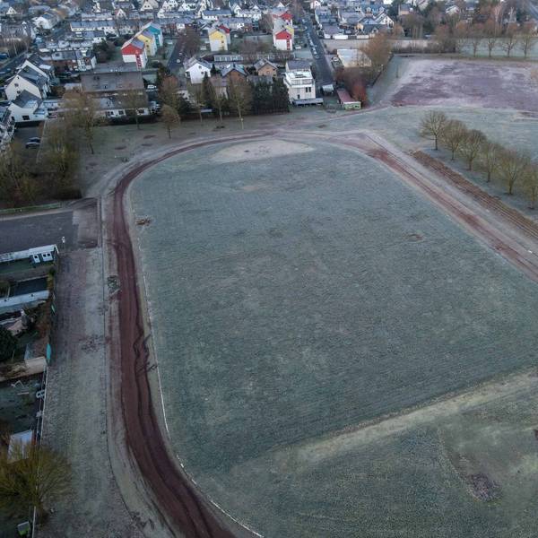 Das Bild zeigt die Sportanlage, die bei der Flut stark in Mitleidenschaft gezogen worden war, fotografiert mithilfe einer Drohne.