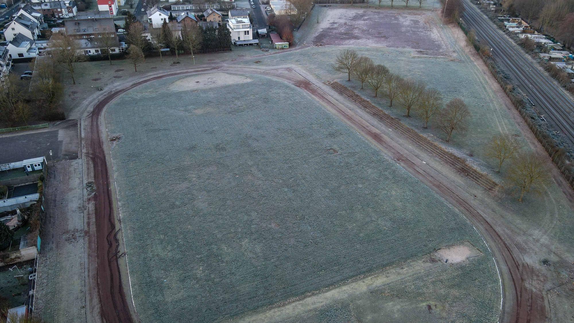 Das Bild zeigt die Sportanlage, die bei der Flut stark in Mitleidenschaft gezogen worden war, fotografiert mithilfe einer Drohne.