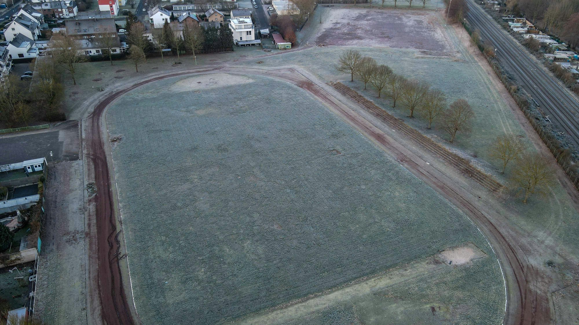 Das Bild zeigt die Sportanlage, die bei der Flut stark in Mitleidenschaft gezogen worden war, fotografiert mithilfe einer Drohne.