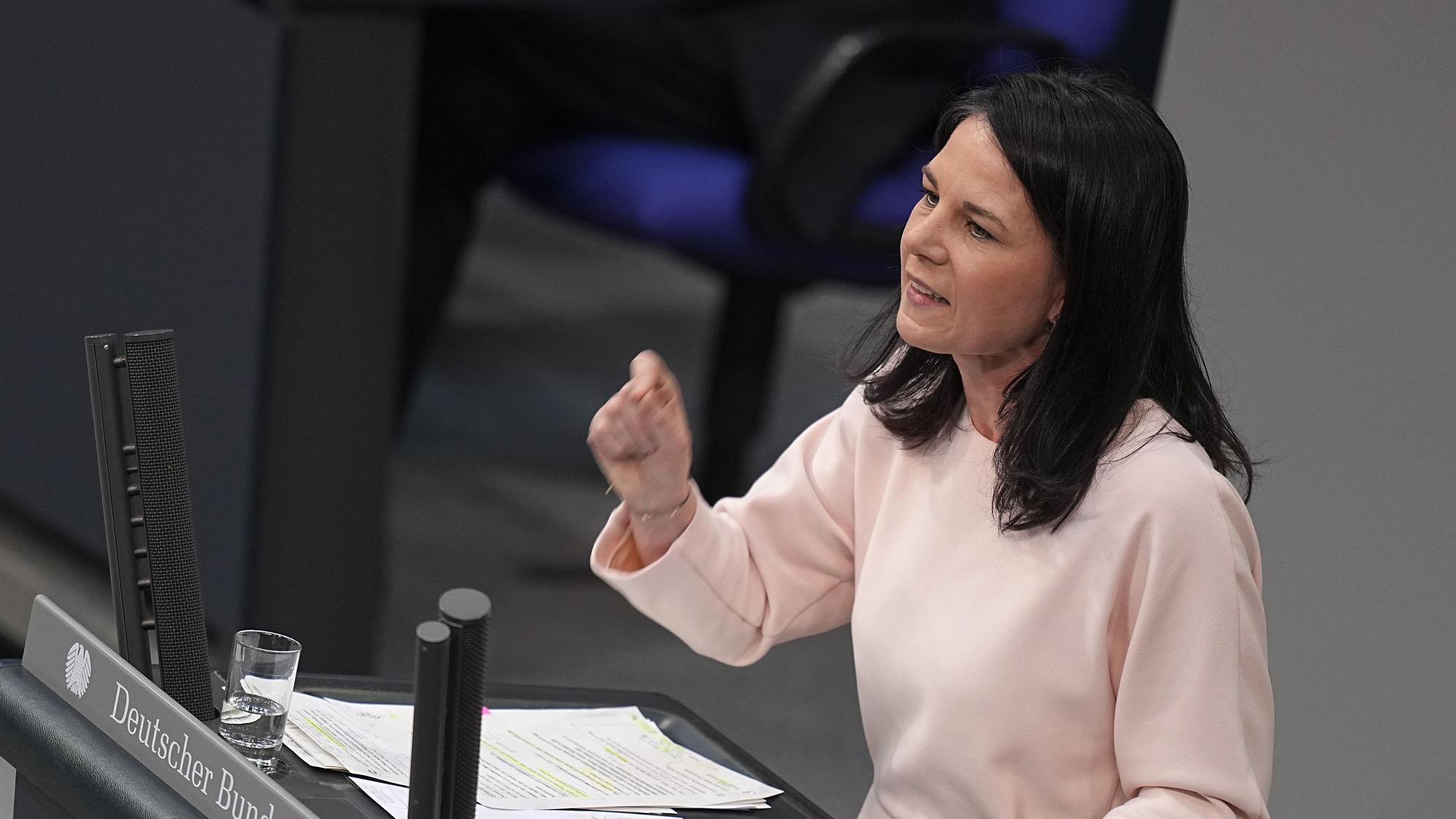 Annalena Baerbock (Bündnis 90/Die Grünen), Außenministerin, spricht bei der Debatte um das Zustrombegrenzungsgesetz im Plenarsaal im Bundestag.