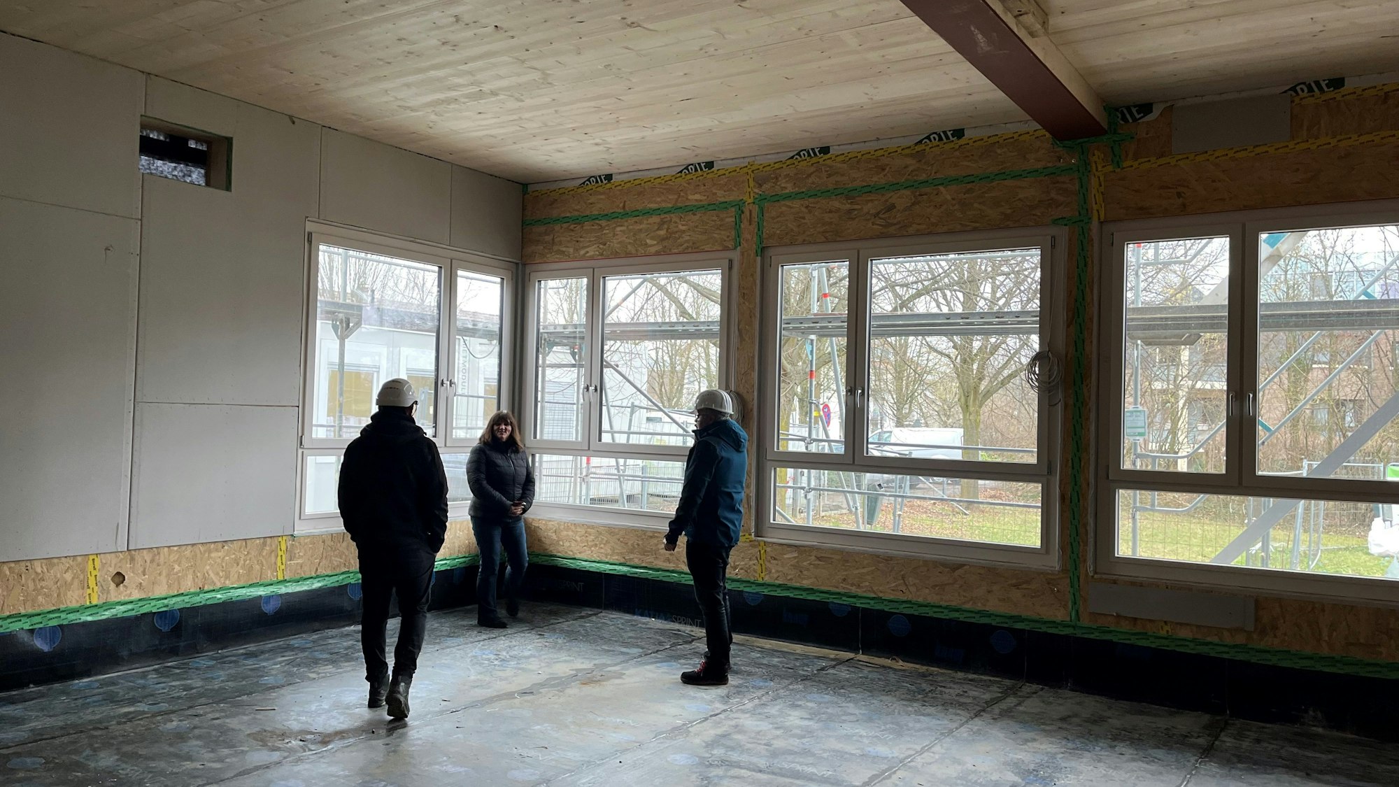 Blick in das Klassenzimmer, wo schon die Fenster eingesetzt sind.