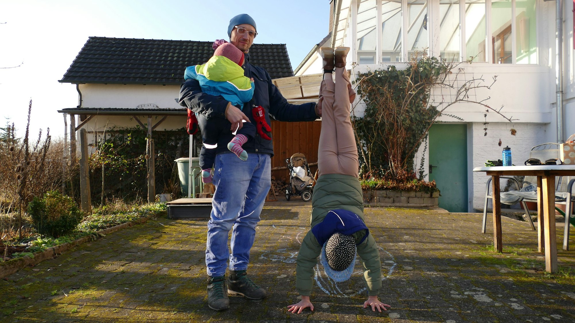 Tobias Reich mit seinen beiden Töchtern. Bis 2021 lebte Familie Reich in Köln.