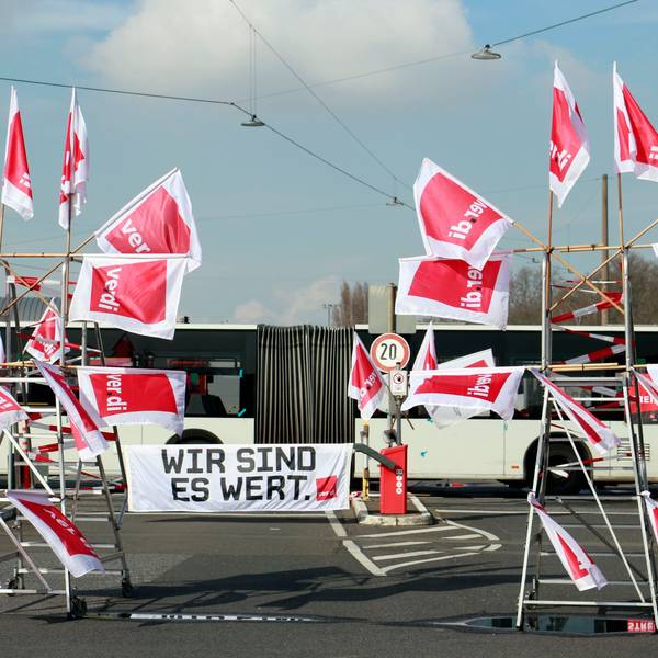 06.03:2024, Köln: An der Friederich-Karl-Straße befindet sich der Bus Parkplatz der Kölner Verkehrs Betriebe (KVB). Ein Streikposten von verdi am Betriebshof Nord blockiert die Ausfahrt. Foto: Arton Krasniqi