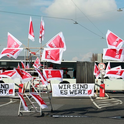06.03:2024, Köln: An der Friederich-Karl-Straße befindet sich der Bus Parkplatz der Kölner Verkehrs Betriebe (KVB). Ein Streikposten von verdi am Betriebshof Nord blockiert die Ausfahrt. Foto: Arton Krasniqi