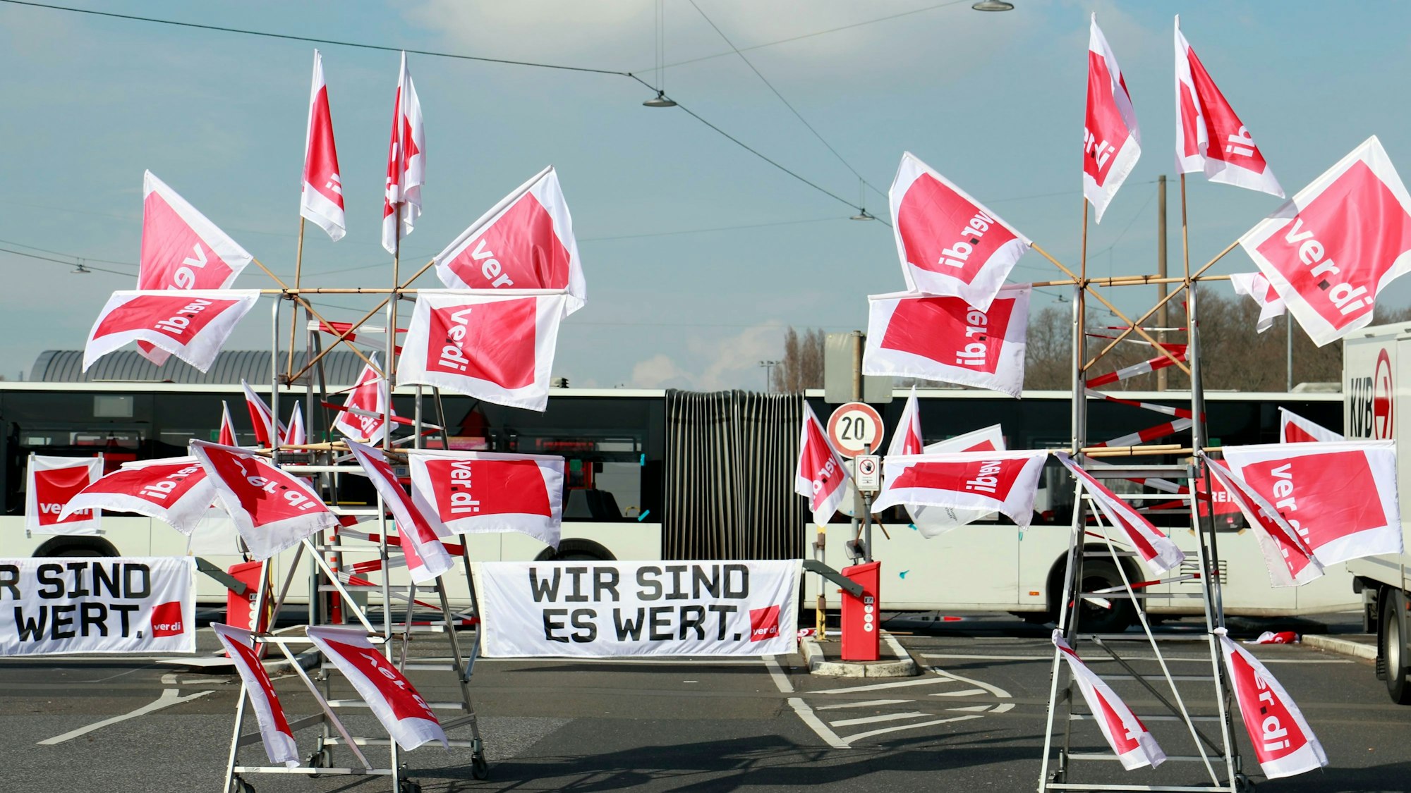 06.03:2024, Köln: An der Friederich-Karl-Straße befindet sich der Bus Parkplatz der Kölner Verkehrs Betriebe (KVB). Ein Streikposten von verdi am Betriebshof Nord blockiert die Ausfahrt. Foto: Arton Krasniqi
