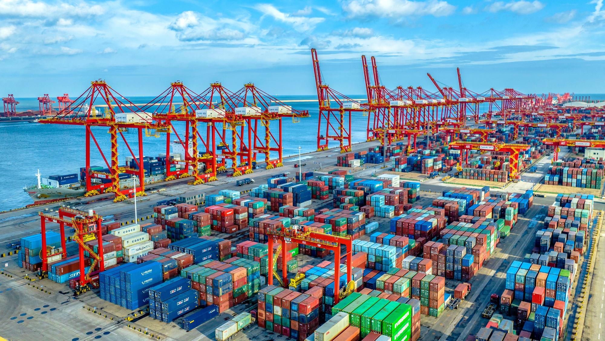 China, Rizhao: Kräne verladen Container in einem chinesischen Hafen. (Archiv)