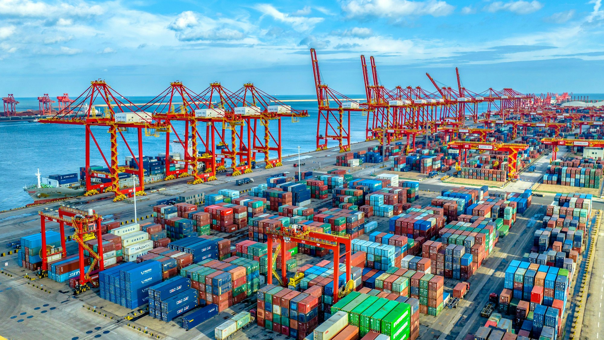 China, Rizhao: Kräne verladen Container in einem chinesischen Hafen. (Archiv)