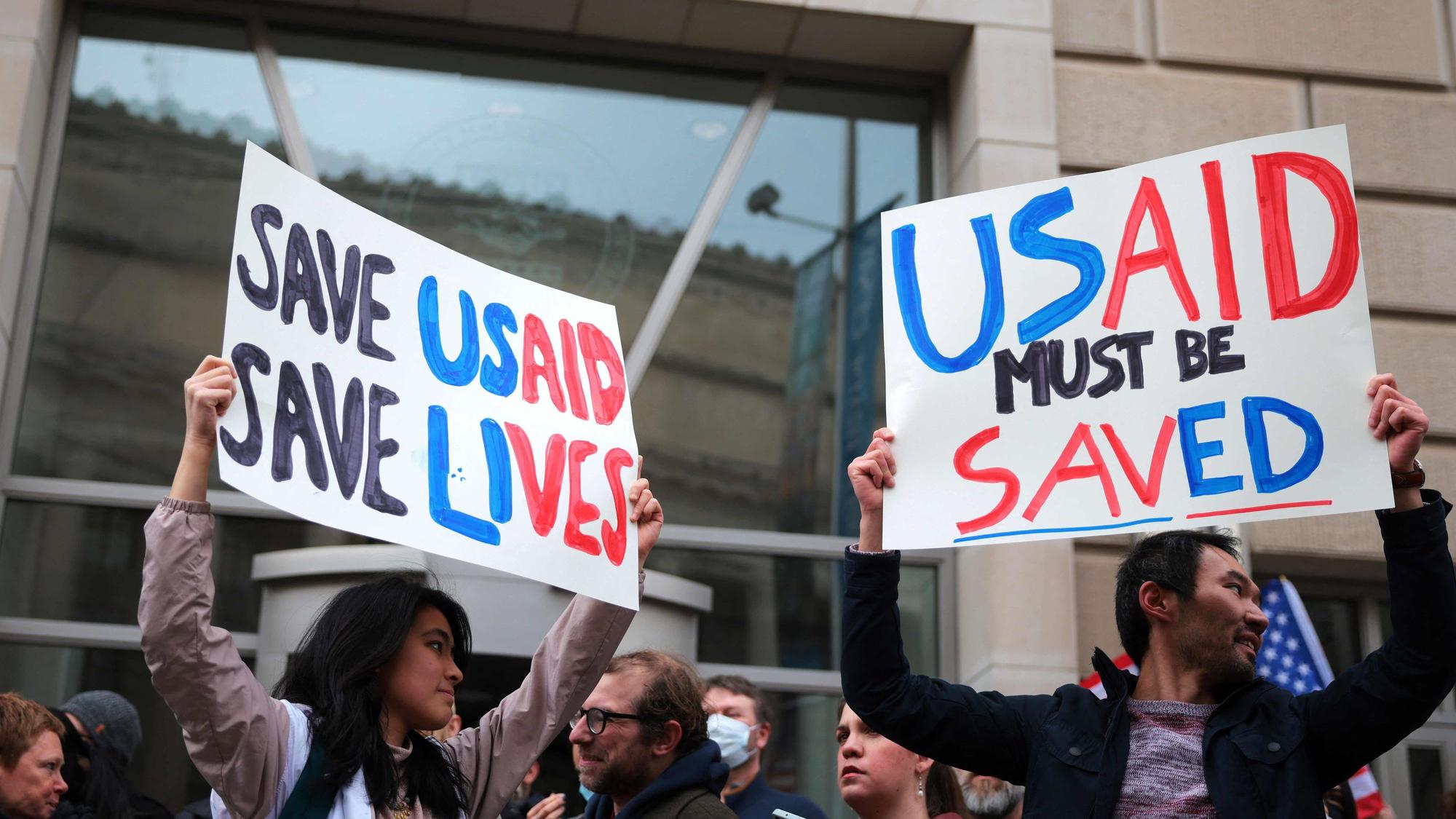 Demonstranten versammeln sich vor dem Hauptgebäude der US-Entwickungsbehörde USAID in Washington, die unter Trumps zweiter Amtszeit nun vor der Auflösung steht.