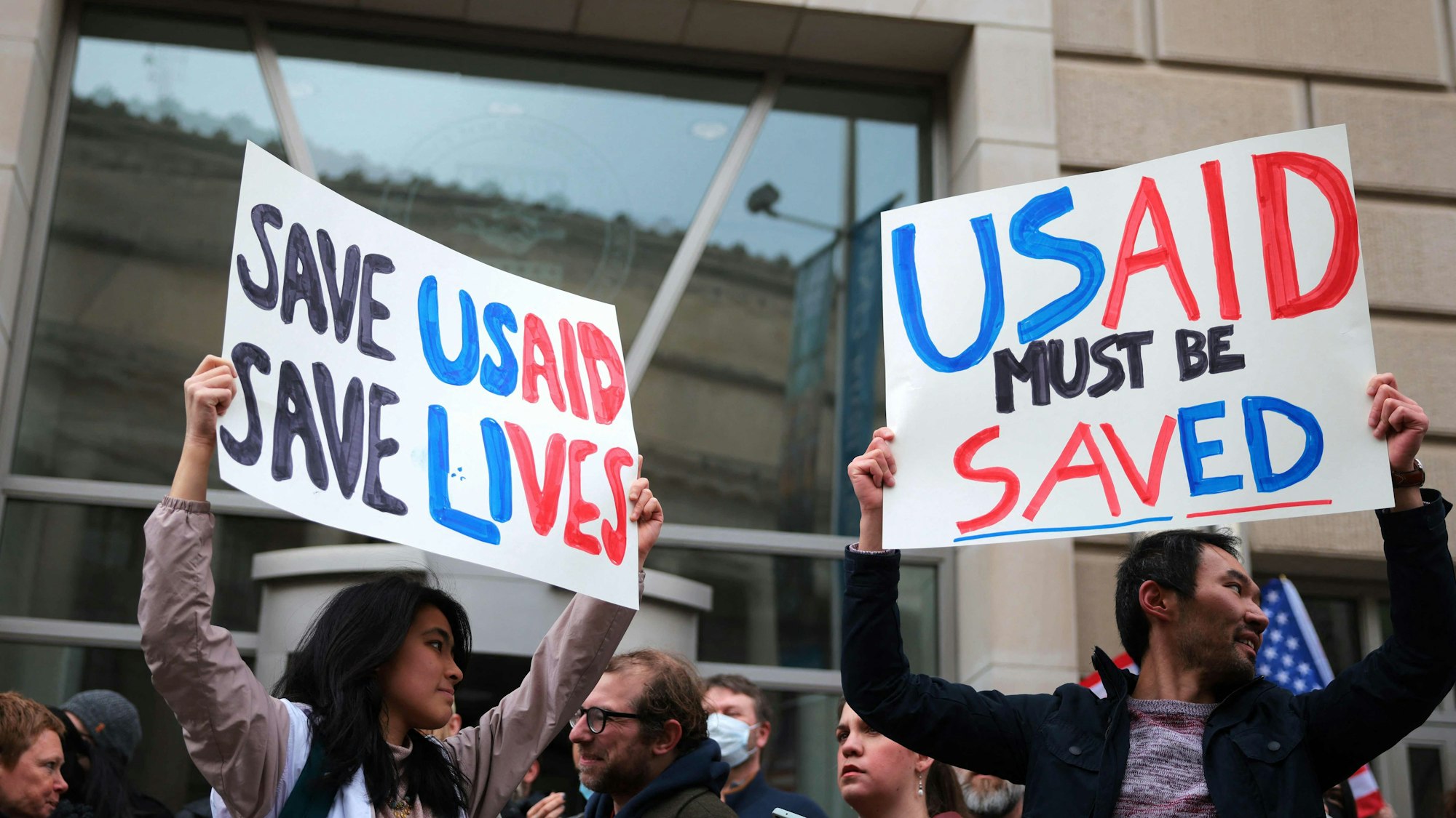 Demonstranten versammeln sich vor dem Hauptgebäude der US-Entwickungsbehörde USAID in Washington, die unter Trumps zweiter Amtszeit nun vor der Auflösung steht.