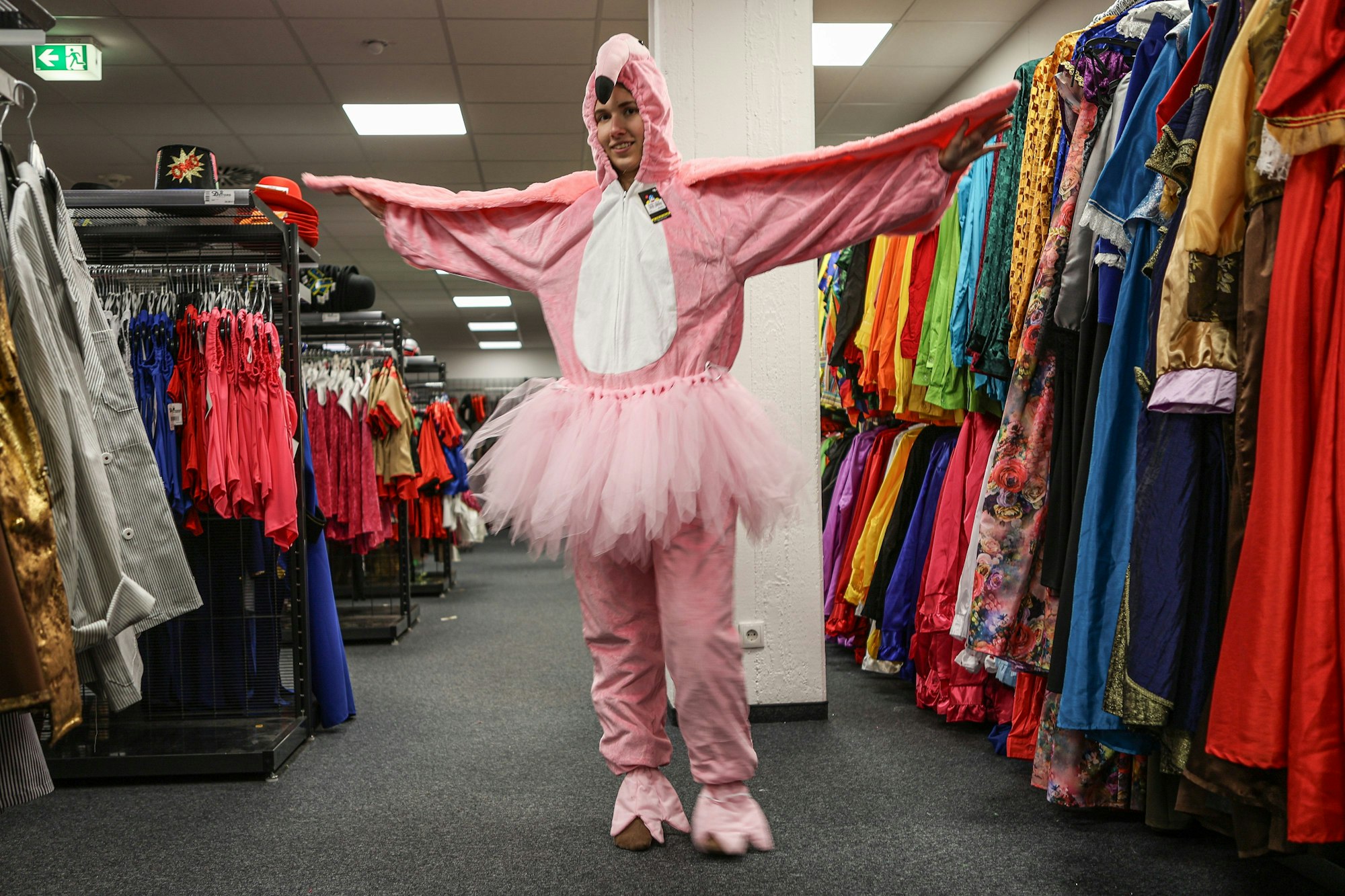 Die Ganzkörperkostüme, wie dieser Flamingo, sind für draußen gut geeignet.
