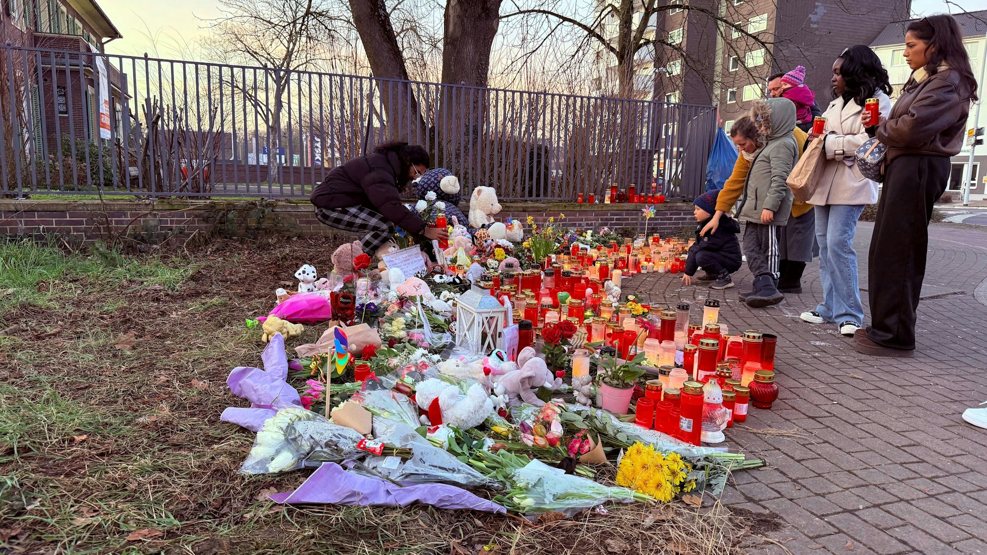 Menschen an Trauerstelle