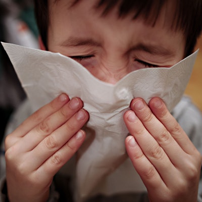 ARCHIV - 23.01.2014, NA, Berlin: ARCHIV - ILLUSTRATION - Ein kleiner Junge hält sich am 24.01.2014 in Berlin ein Taschentuch an die Nase. Foto\ Nicolas Armer/dpa +++(c) dpa - Bildfunk+++ (zu dpa: «Deutlich mehr Grippefälle insbesondere bei Kindern») Foto: Nicolas Armer/dpa +++ dpa-Bildfunk +++