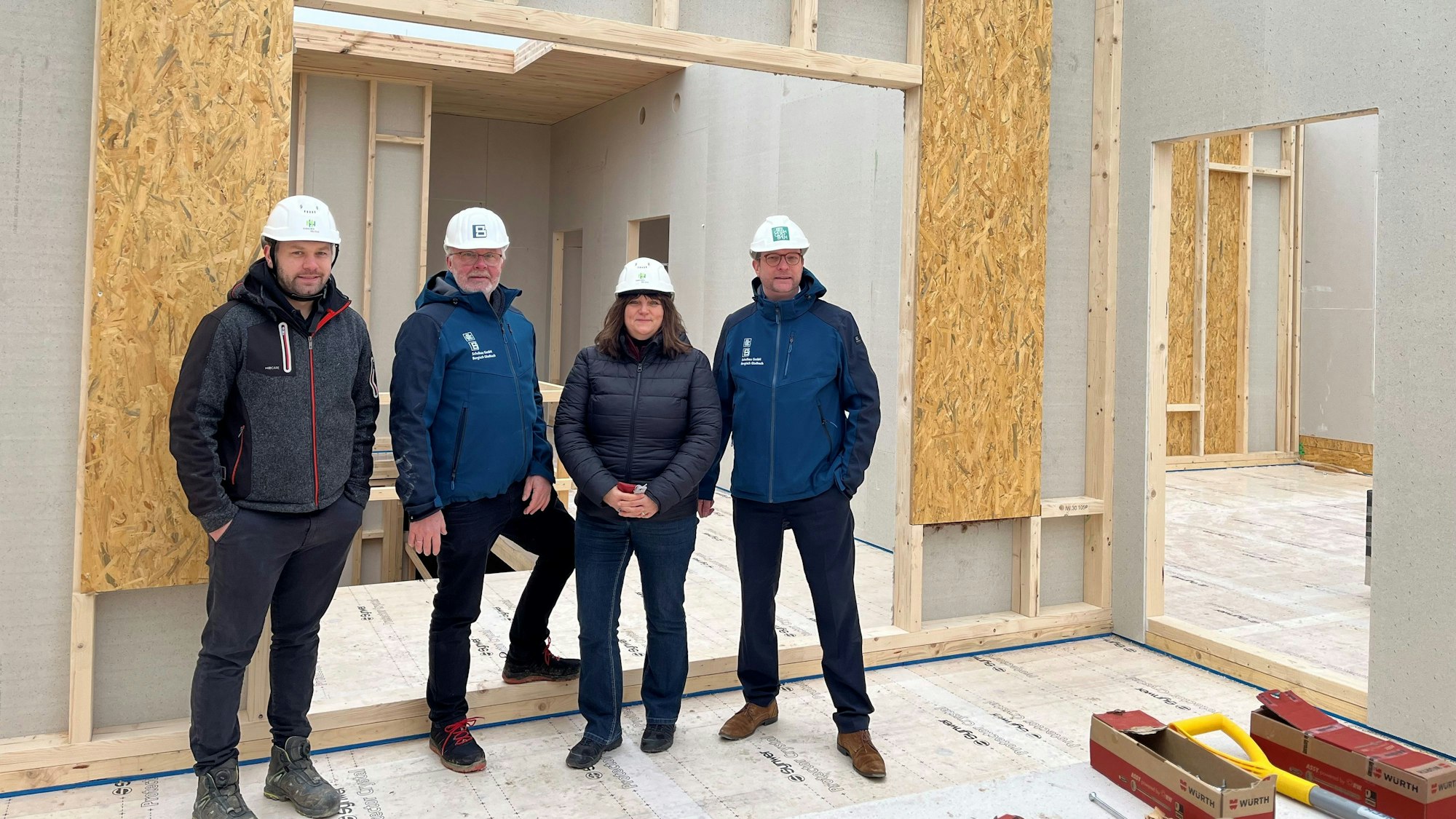 Die drei Männer und die Schulleiterin stehen nebeneinander.