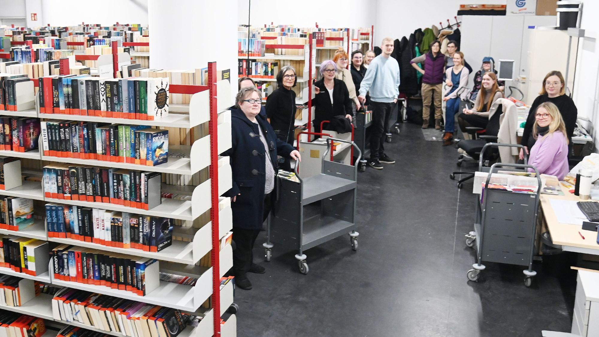Die Bücher stehen im Keller und werden von „Läufern“ zur Ausgabe gebracht. Für die Besucher sind diese Räume nicht zugänglich.