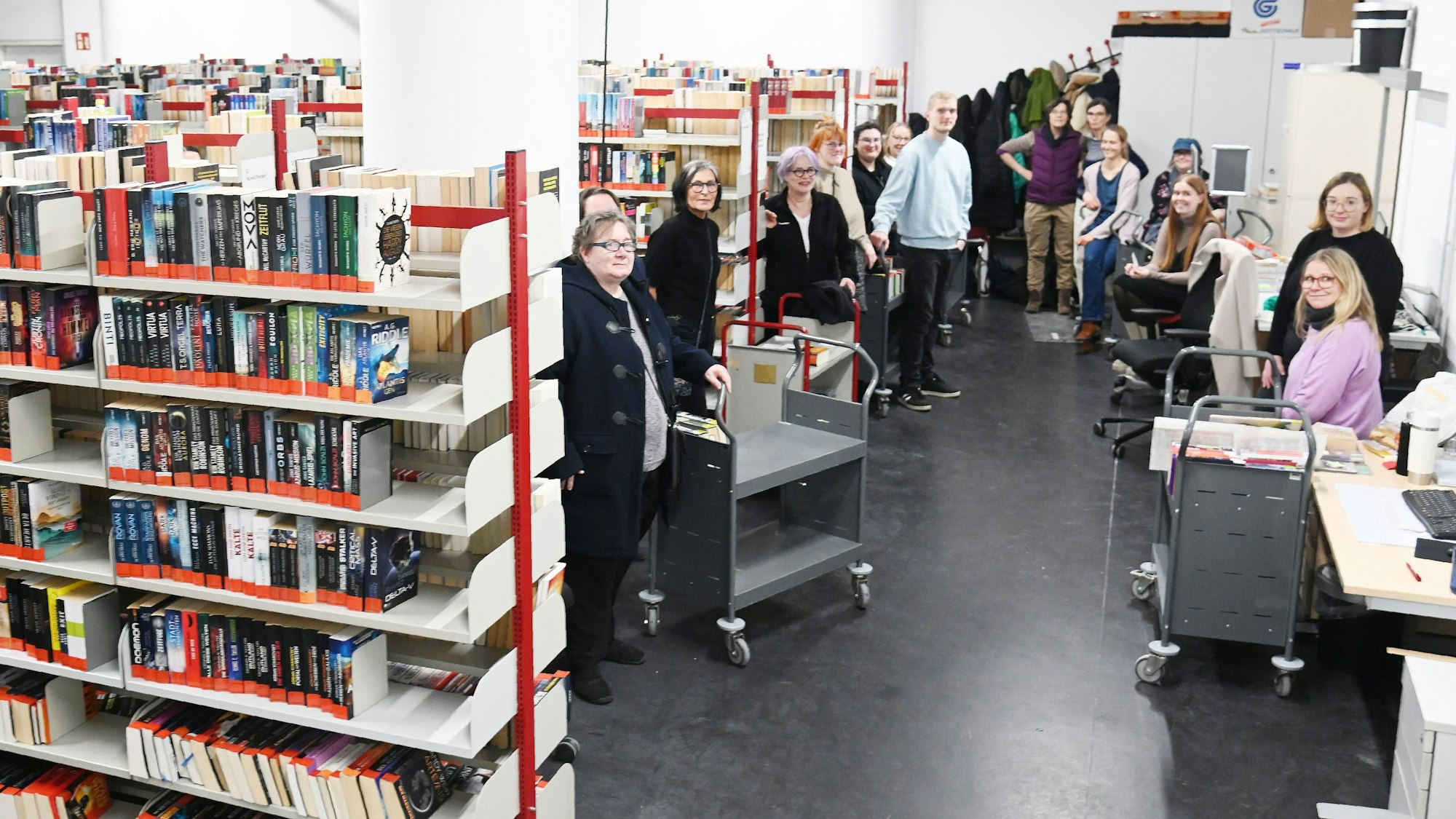 Die Bücher stehen im Keller und werden von „Läufern“ zur Ausgabe gebracht. Für die Besucher sind diese Räume nicht zugänglich.