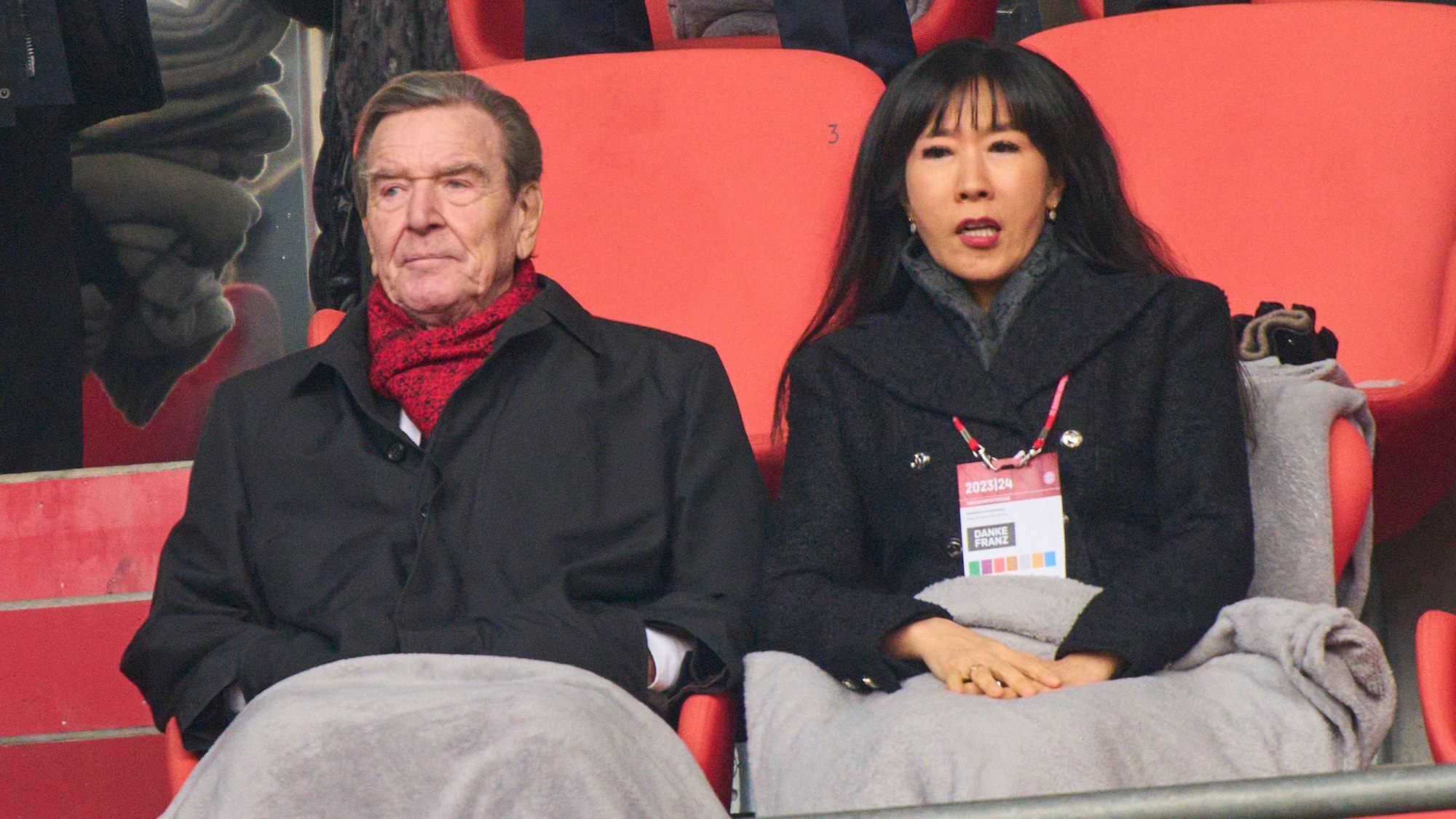 Gerhard Schröder mit seiner Frau So-Yeon Kim bei der Trauerfeier von Franz Beckenbauer in München.