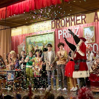 Mehrere Karnevalisten stehen auf der Bühne in Schleiden-Dreiborn. Es regnet bunte Konfetti-Schnipsel.