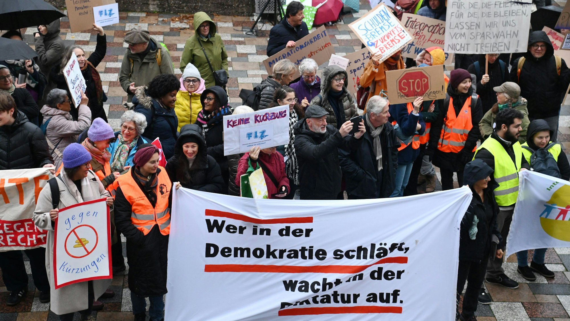14.11.2024 Köln. Kundgebung auf dem Theo-Burauen-Platz: Die Initiatoren fordern, auf Kürzungen für die Beratung und Integration von Gelüchteten und Eingewanderten zu verzichten. Am Vormittag stellt die Stadtkämmerin den Haushalt für 2025 vor.