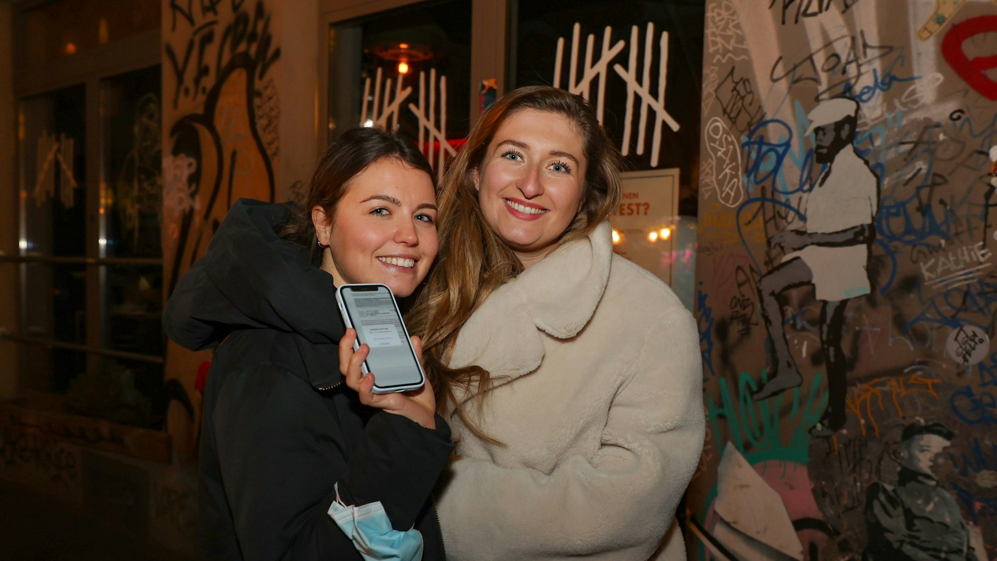 Zwei Frauen im Jahr 2021 vor der Kneipe Zum goldenen Schuss in Köln.