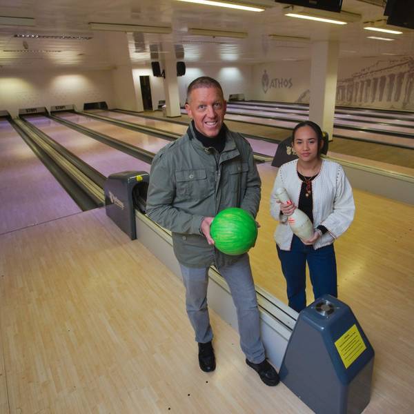Der Waldbröler Unternehmer Peter Koch und Tochter Jay-Da im rund 600 Quadratmeter großen Bowlingsaal: Die Bahnen werden jetzt abgebaut und nach Thailand verschifft.