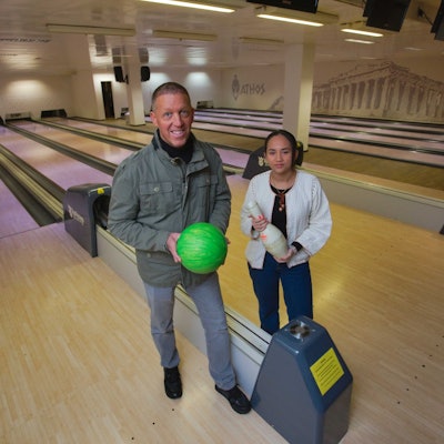 Der Waldbröler Unternehmer Peter Koch und Tochter Jay-Da im rund 600 Quadratmeter großen Bowlingsaal: Die Bahnen werden jetzt abgebaut und nach Thailand verschifft.