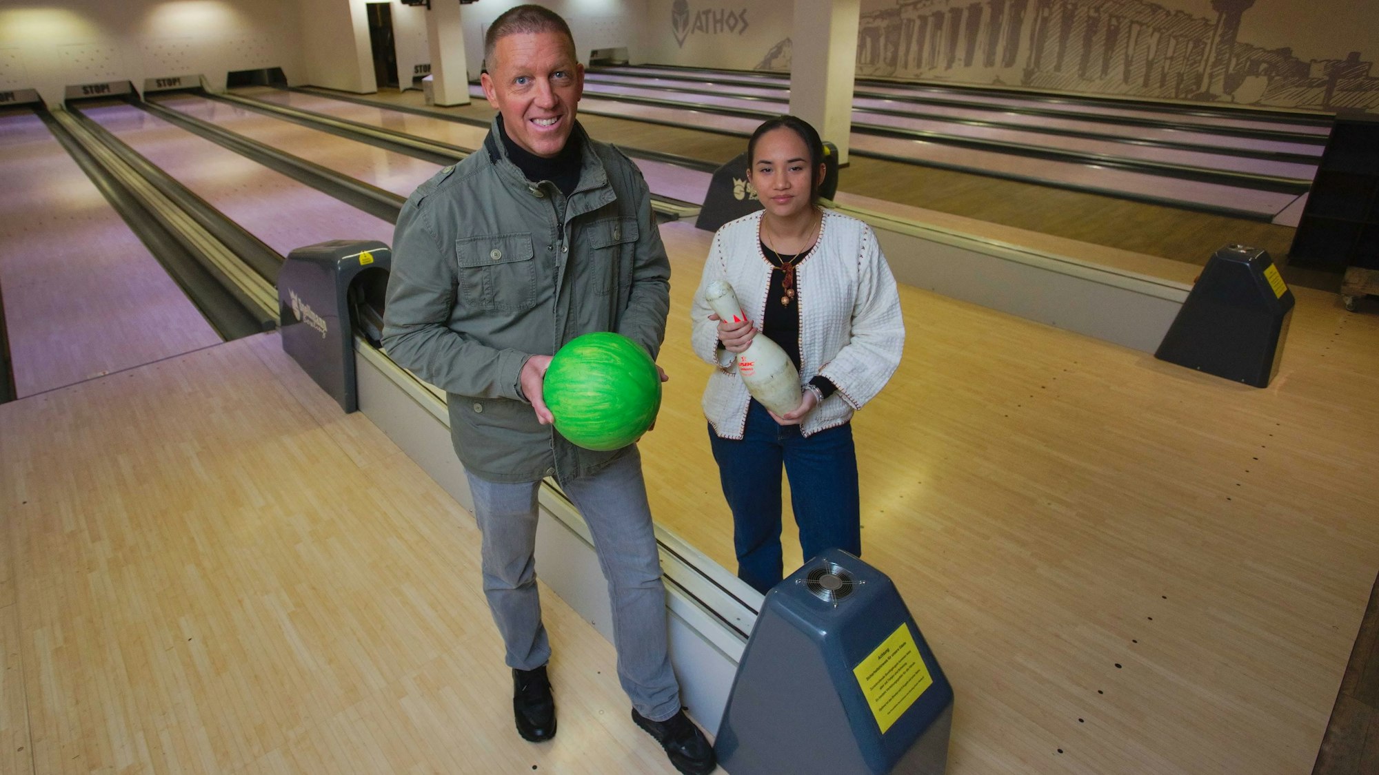 Der Waldbröler Unternehmer Peter Koch und Tochter Jay-Da im rund 600 Quadratmeter großen Bowlingsaal: Die Bahnen werden jetzt abgebaut und nach Thailand verschifft.