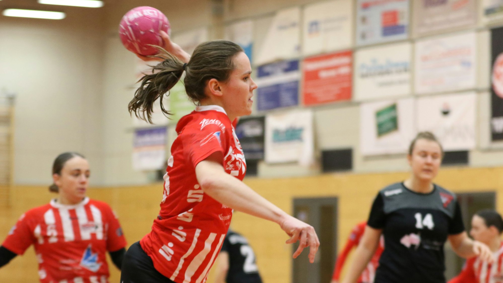 Handballerin Luca Stajenda beim Wurf.